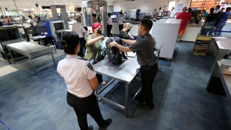 Philippines sa thải 19 nhân viên an ninh sân bay vì ăn trộm đồ của hành khách